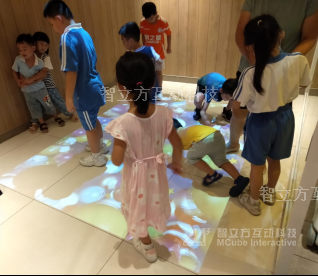 儿童乐园娱乐门店商场暖场引流儿童区域打造-人生就是博地面互动投影游戏！